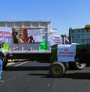Agricultores mexicanos bloquean vías tras no llegar a un acuerdo sobre precio del maíz Agricultores mexicanos bloquean vías tras no llegar a un acuerdo sobre precio del maíz