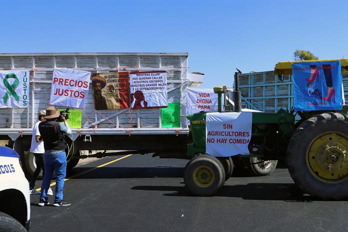 Agricultores mexicanos bloquean vías tras no llegar a un acuerdo sobre precio del maíz Agricultores mexicanos bloquean vías tras no llegar a un acuerdo sobre precio del maíz