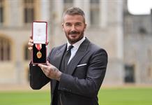 David Beckham condecorado por el rey Carlos III en una ceremonia en Windsor