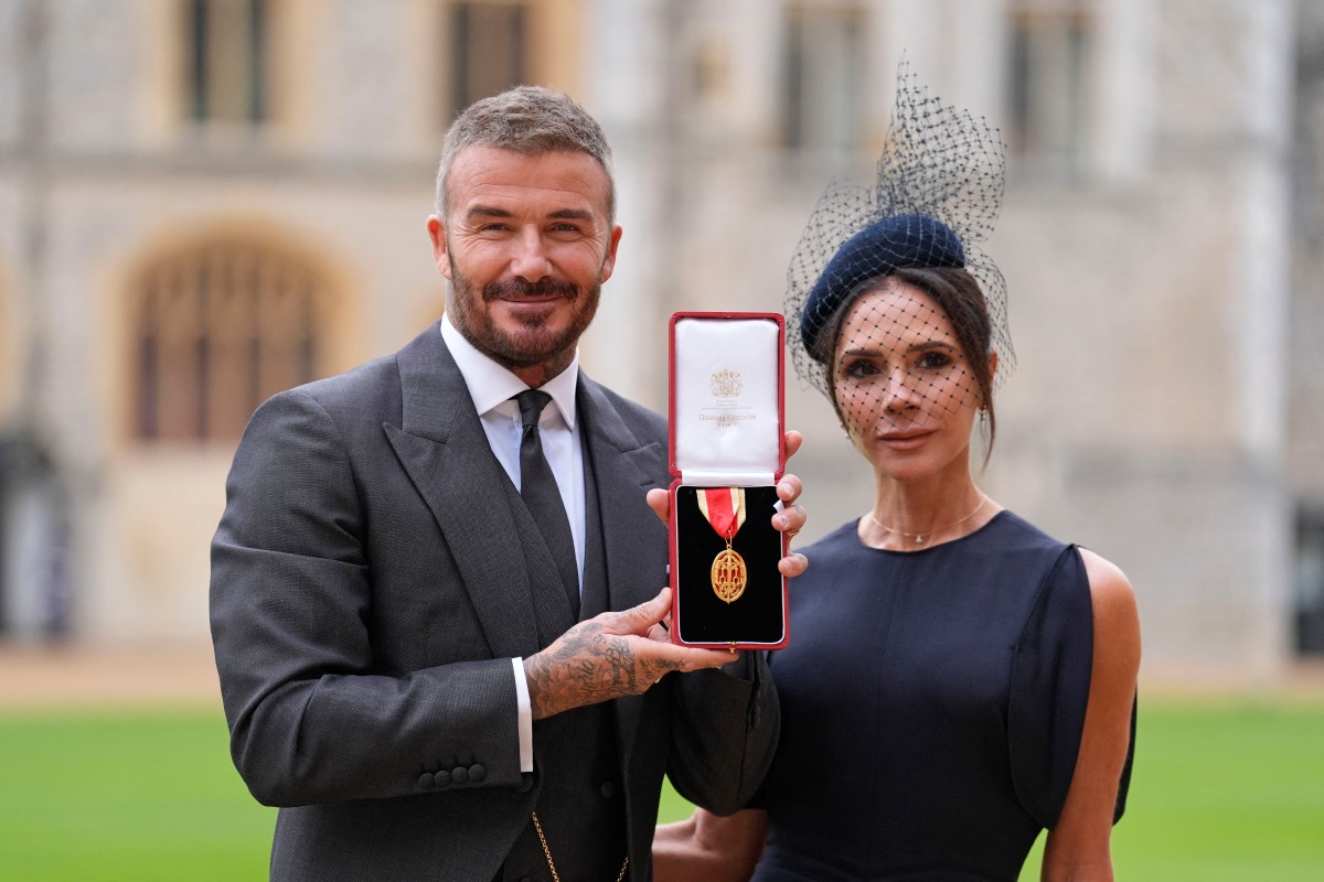 David Beckham condecorado por el rey Carlos III en una ceremonia en Windsor