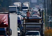 Transportistas bloquean carreteras exigiendo localización de compañero raptado