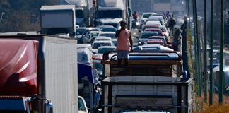 Transportistas bloquean carreteras exigiendo localización de compañero raptado