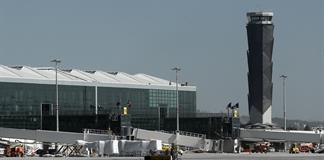 La cancelación de vuelos de EEUU, un golpe directo al aeropuerto insignia de López Obrador