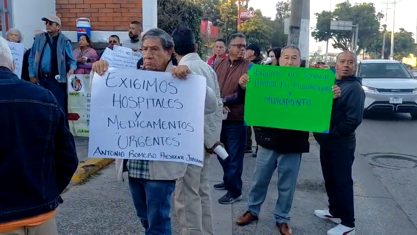 Jubilados de Pemex denuncian desabasto total de medicinas y exigen aumento salarial para personal de confianza Jubilados de Pemex denuncian desabasto total de medicinas y exigen aumento salarial para personal de confianza