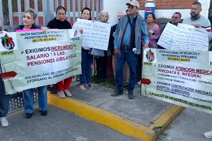 Jubilados de Pemex denuncian desabasto total de medicinas y exigen aumento salarial para personal de confianza Jubilados de Pemex denuncian desabasto total de medicinas y exigen aumento salarial para personal de confianza