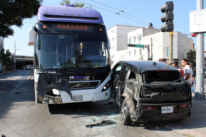 Choque del Macrobus deja cuatro personas lesionadas Choque del Macrobus deja cuatro personas lesionadas