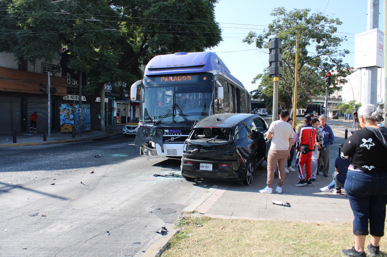 Choque del Macrobus deja cuatro personas lesionadas Choque del Macrobus deja cuatro personas lesionadas