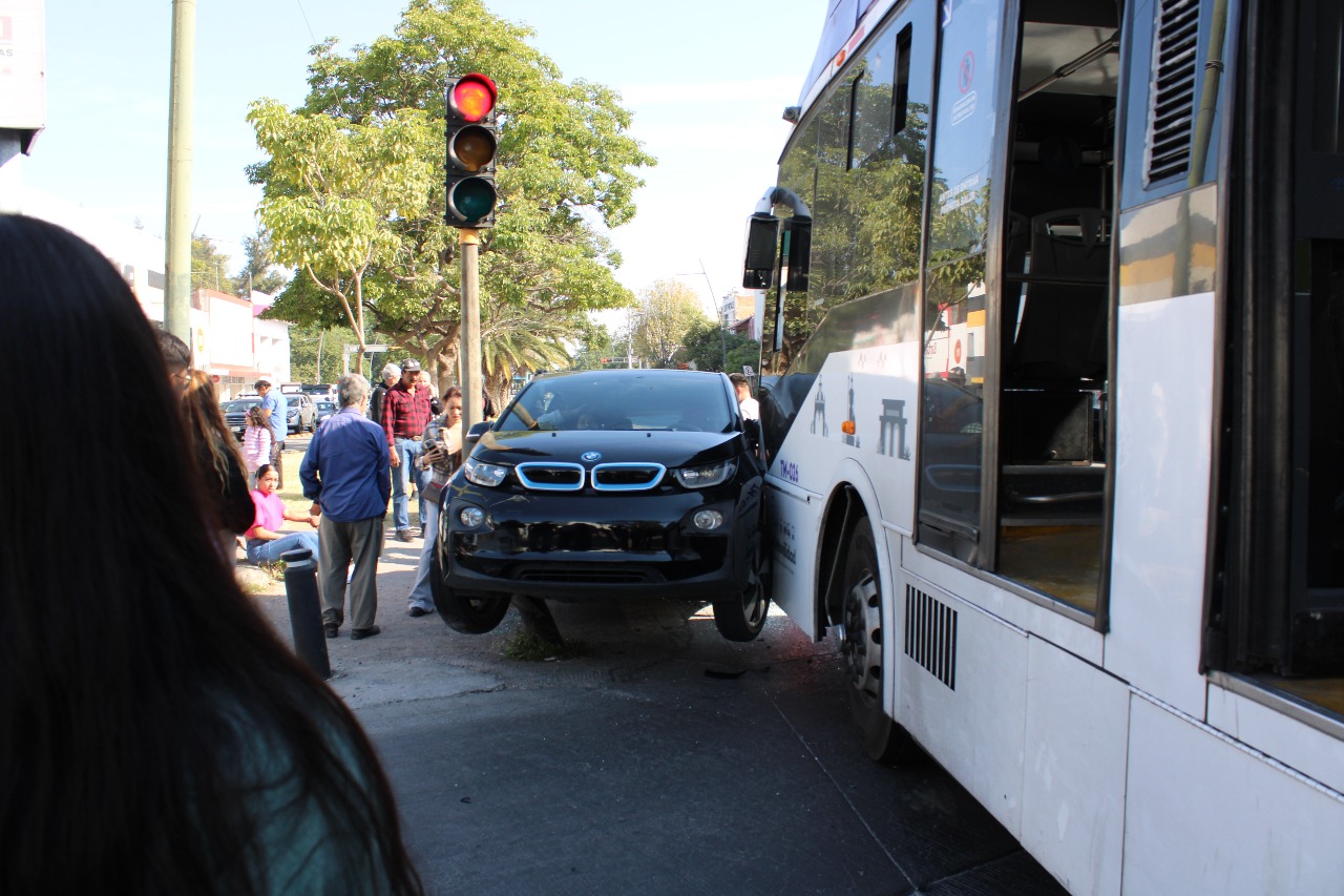 Choque del Macrobus deja cuatro personas lesionadas Choque del Macrobus deja cuatro personas lesionadas