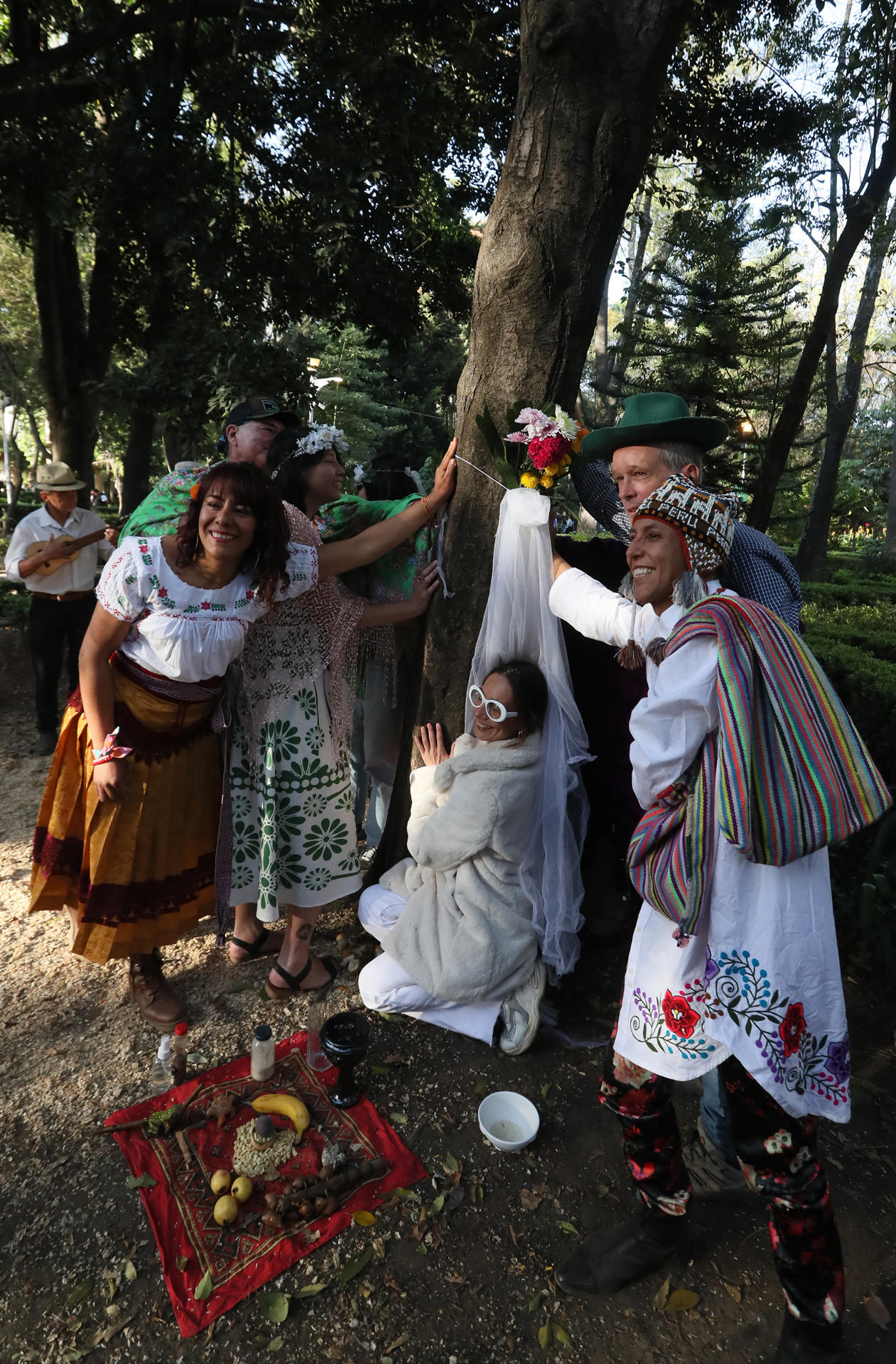 Una boda entre personas y árboles en México busca concienciar sobre la deforestación