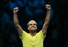 Alcaraz sobrevive a un combativo Fritz y casi se asegura las semifinales del Masters