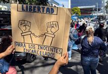 Víctimas de guerra antipandillas piden fin de régimen de excepción en El Salvador