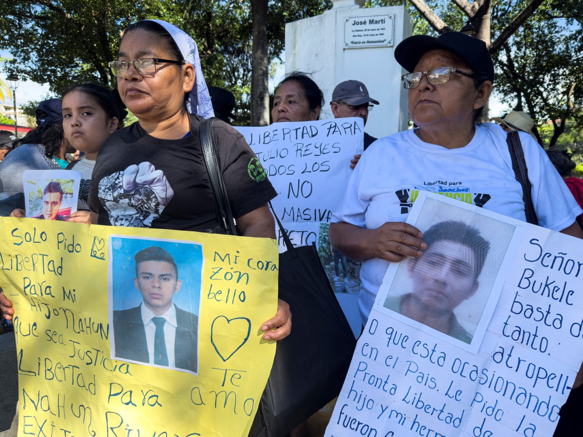 Víctimas de guerra antipandillas piden fin de régimen de excepción en El Salvador
