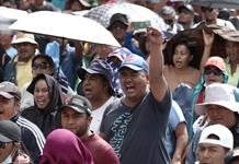 CNTE intenta derribar vallas en Palacio Nacional para exigir diálogo con Sheinbaum