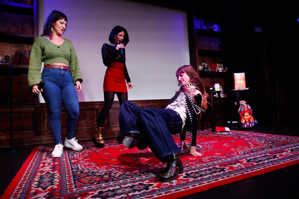 Ambiente de desesperación: humoristas inmigrantes satirizan la represión de Trump