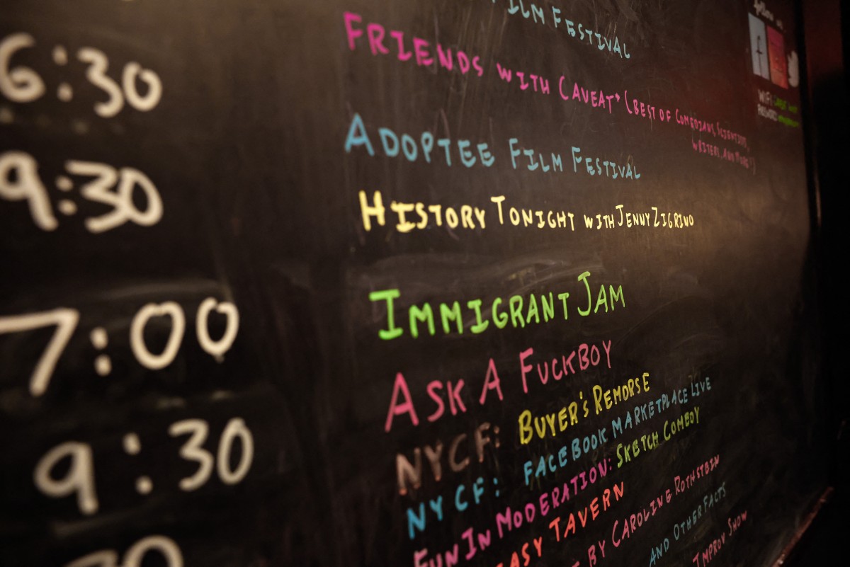 Ambiente de desesperación: humoristas inmigrantes satirizan la represión de Trump