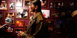 Ambiente de desesperación: humoristas inmigrantes satirizan la represión de Trump Ambiente de desesperación: humoristas inmigrantes satirizan la represión de Trump