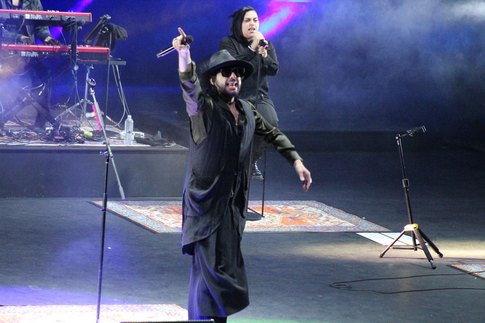 Beto Cuevas ofrece un concierto íntimo en Guadalajara pese a sus problemas de voz Beto Cuevas ofrece un concierto íntimo en Guadalajara pese a sus problemas de voz