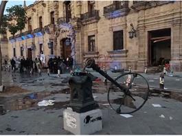 Supuestos manifestantes allanan palacio de Gobierno y causan daños Supuestos manifestantes allanan palacio de Gobierno y causan daños