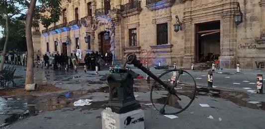 Supuestos manifestantes allanan palacio de Gobierno y causan daños