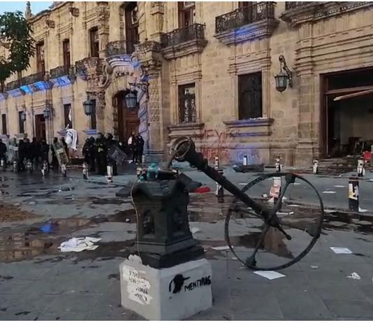 Un total de 16 lesionados y 47 detenidos dejan disturbios en palacio de Gobierno y otros edificios. Un total de 16 lesionados y 47 detenidos dejan disturbios en palacio de Gobierno y otros edificios.