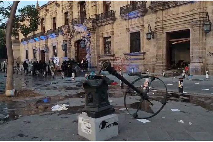 Supuestos manifestantes allanan palacio de Gobierno y causan daños Supuestos manifestantes allanan palacio de Gobierno y causan daños