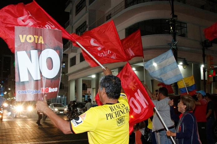 Ecuador rechaza referendo de bases militares y nueva Constitución impulsado por Noboa Ecuador rechaza referendo de bases militares y nueva Constitución impulsado por Noboa