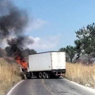 Bloqueos, vehículos incendiados y enfrentamientos: Michoacán vive otra jornada de violencia en sus carreteras Bloqueos, vehículos incendiados y enfrentamientos: Michoacán vive otra jornada de violencia en sus carreteras