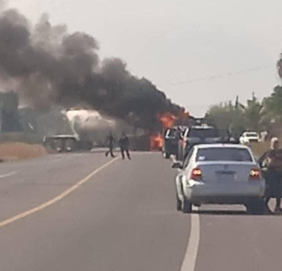 Bloqueos, vehículos incendiados y enfrentamientos: Michoacán vive otra jornada de violencia en sus carreteras Bloqueos, vehículos incendiados y enfrentamientos: Michoacán vive otra jornada de violencia en sus carreteras