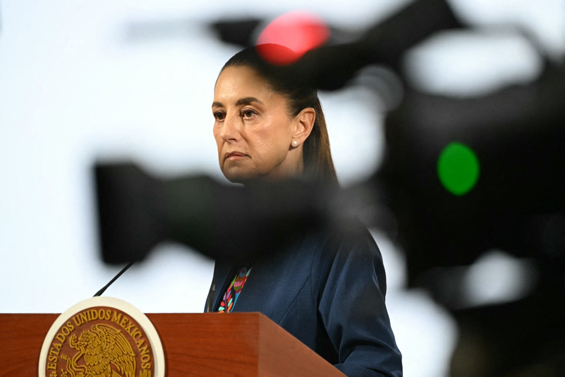 Sheinbaum acusa a oposición y grupos violentos tras choques en protesta Sheinbaum acusa a oposición y grupos violentos tras choques en protesta