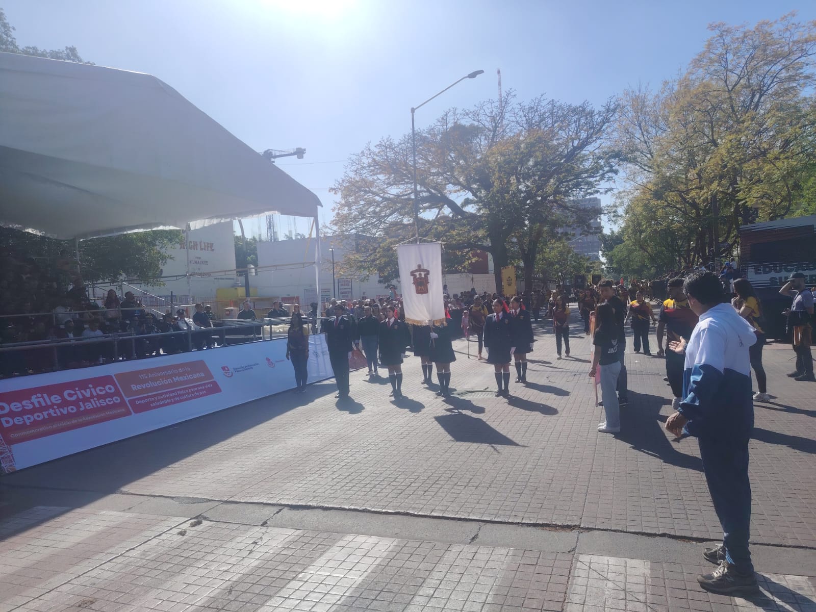 Premian a deportistas destacados en desfile por el 115 aniversario de la Revolución