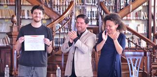 Por su obra "Datos Sensibles", Emiliano Rodríguez Cassigoli gana el Premio Nacional de Ensayo Joven