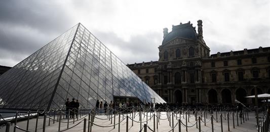Personal del Louvre aprueba reanudar huelga por condiciones laborales