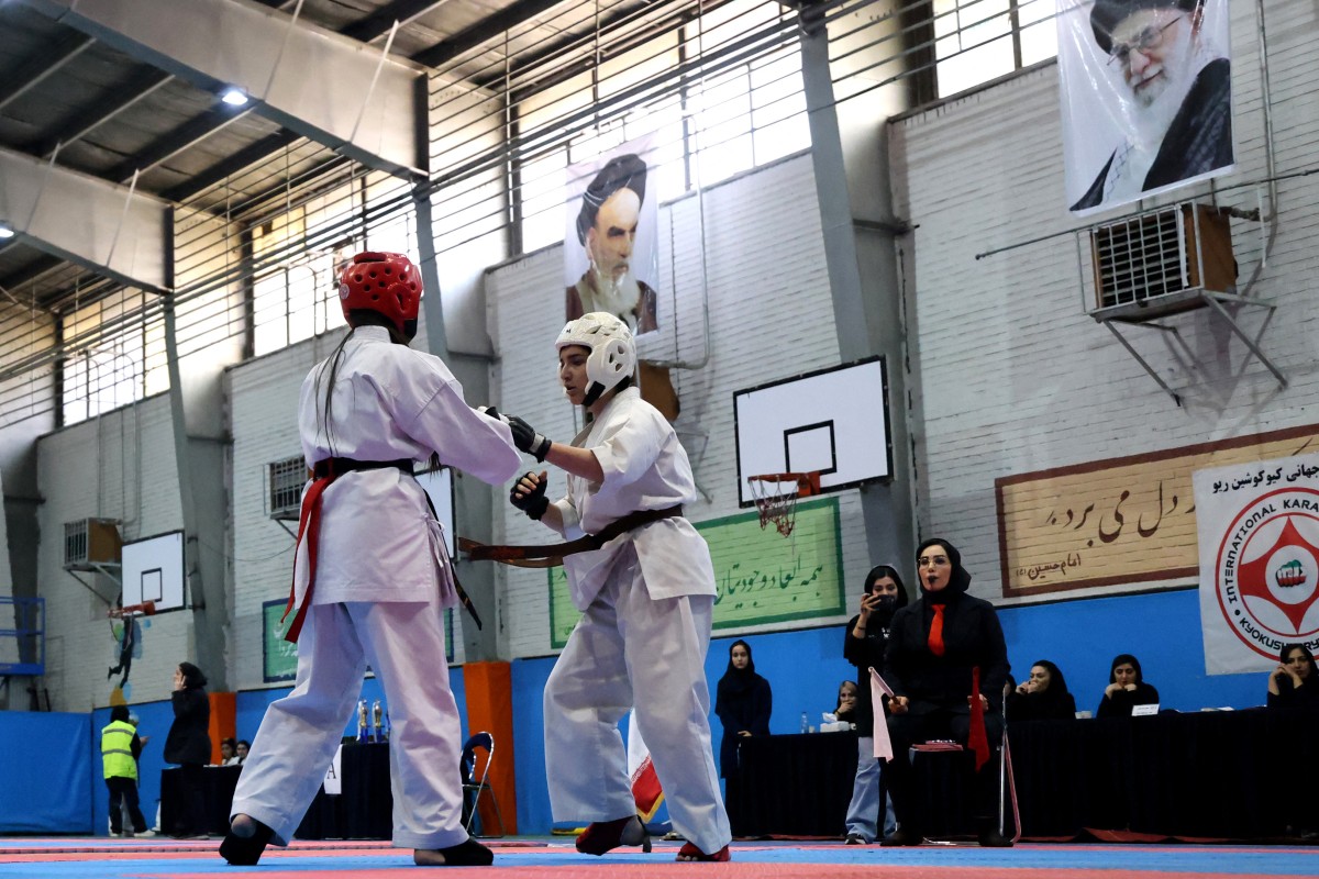 Mujeres en Irán desafían las normas sociales practicando kárate