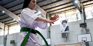 Mujeres en Irán desafían las normas sociales practicando kárate Mujeres en Irán desafían las normas sociales practicando kárate
