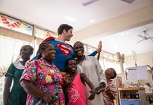 El Superman brasileño devuelve la esperanza a niños enfermos en su primera gira por África