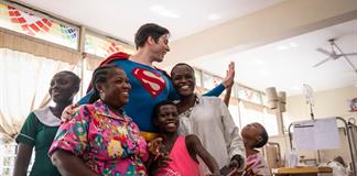 El Superman brasileño devuelve la esperanza a niños enfermos en su primera gira por África