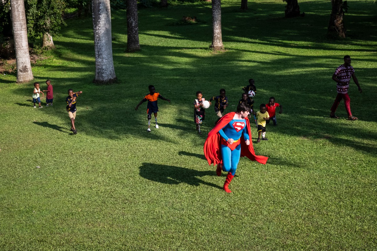 El Superman brasileño devuelve la esperanza a niños enfermos en su primera gira por África