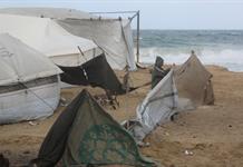 Empapados y desplazados, los gazatíes se preparan para un invierno bajo las carpas
