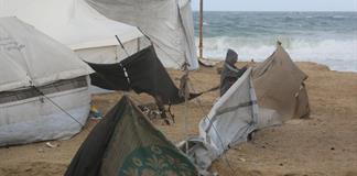 Empapados y desplazados, los gazatíes se preparan para un invierno bajo las carpas