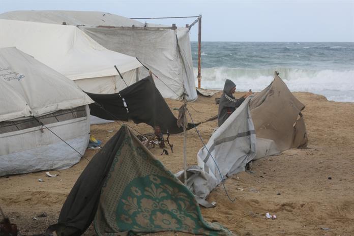 Empapados y desplazados, los gazatíes se preparan para un invierno bajo las carpas Empapados y desplazados, los gazatíes se preparan para un invierno bajo las carpas