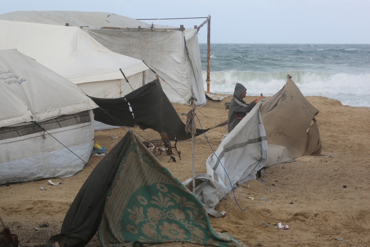Empapados y desplazados, los gazatíes se preparan para un invierno bajo las carpas
