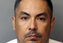 Captan en video a un agente migratorio fuera de servicio apuntando un arma a un menor
