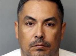 Captan en video a un agente migratorio fuera de servicio apuntando un arma a un menor Captan en video a un agente migratorio fuera de servicio apuntando un arma a un menor