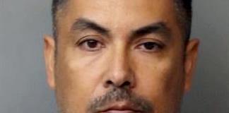 Captan en video a un agente migratorio fuera de servicio apuntando un arma a un menor