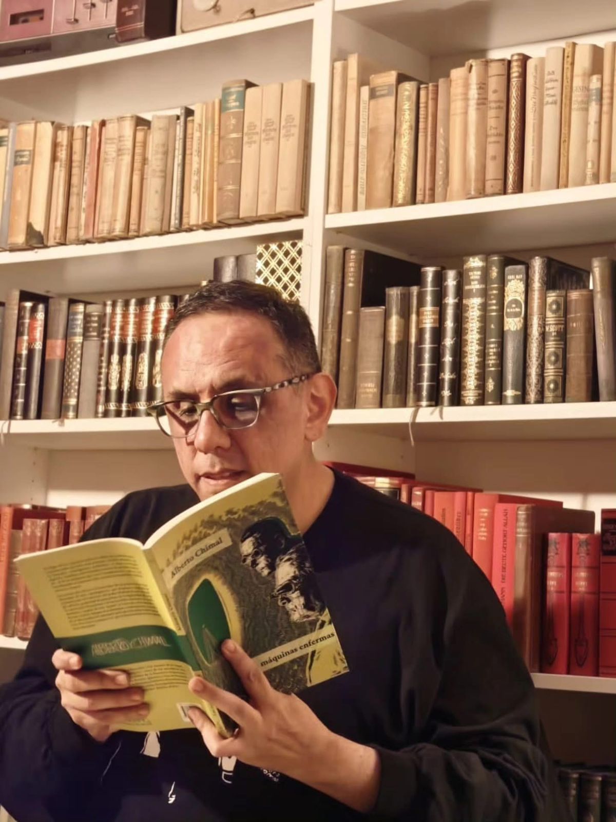 Alberto Chimal aborda la intrusión tecnológica y la IA en su nuevo libro Las máquinas enfermas