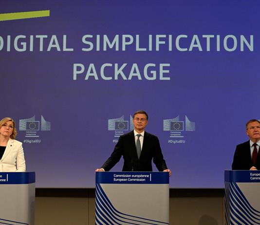 Comisión Europea propone retrasar aplicación de ley de IA para apoyar empresas locales