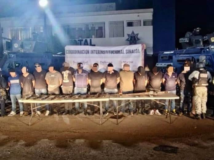 Autoridades capturan a 14 personas armadas en hotel de Navolato, Sinaloa