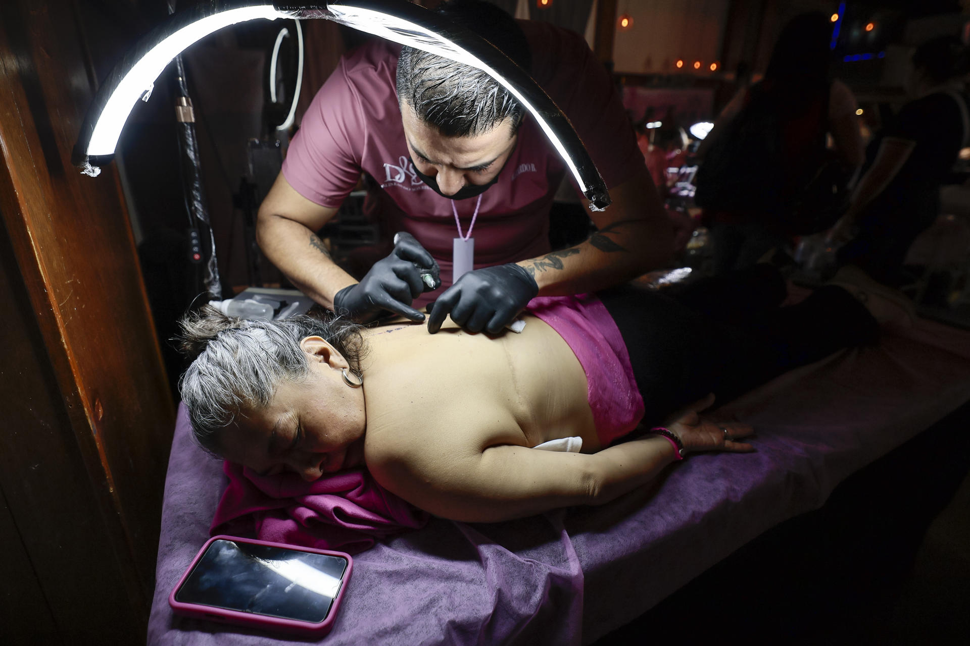 Delineando Sonrisas: voluntarios donan arte y belleza a pacientes oncológicos en CDMX