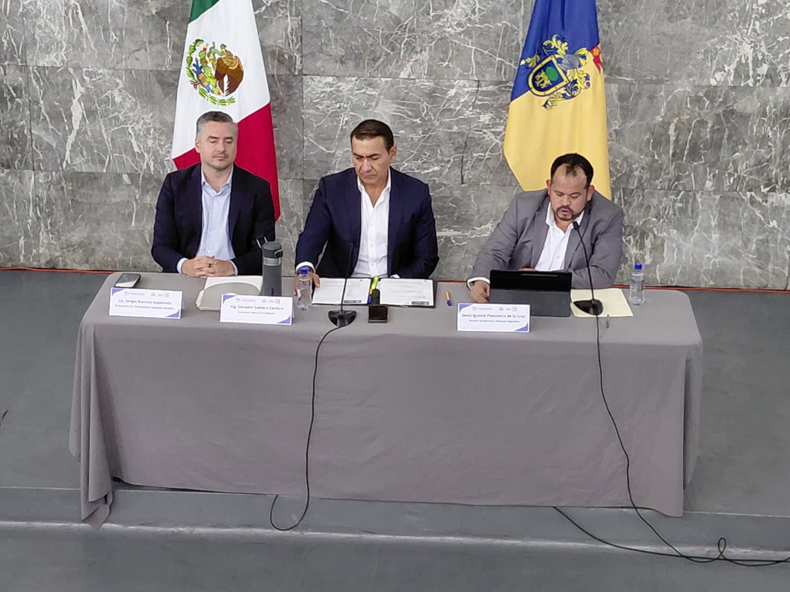 Jalisco entrega 42 visas a padres de migrantes para reencontrarse con sus familias en EEUU