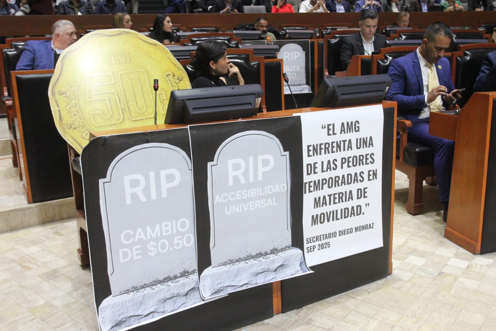 Diputados tunden a Diego Monraz por crisis de transporte en la Entidad